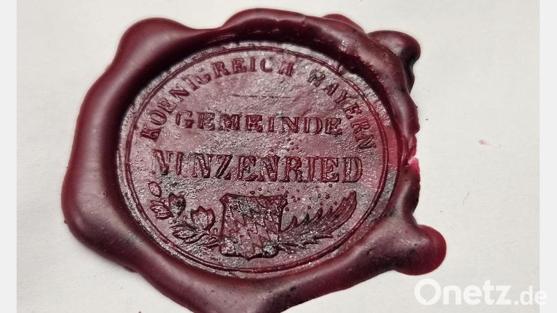 In der Festschrift ist erstmals das Nunzenrieder Gemeindesiegel publiziert, das an das „Königreich Bayern“ erinnert. Bild: lg