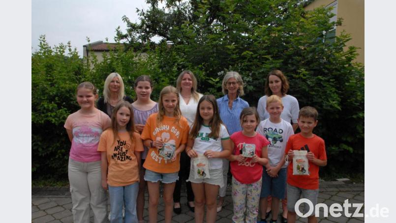 Bei der Übergabe der Waldsinneskarten: (hintere Reihe, von links): Klassleiterin Gertrud Lautenschlager, Kassenwartin Martina Wermke, Schulleiterin Sabine Lubich und Vorsitzende Stephanie Lautenschlager. Bild: pop