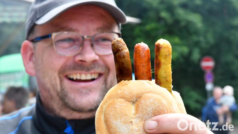 Daniel Hirsch und seine &quot;Erfindung&quot; – die Fan-Bratwürste in den Farben Schwarz, Rot und Gold. Bild: Petra Hartl