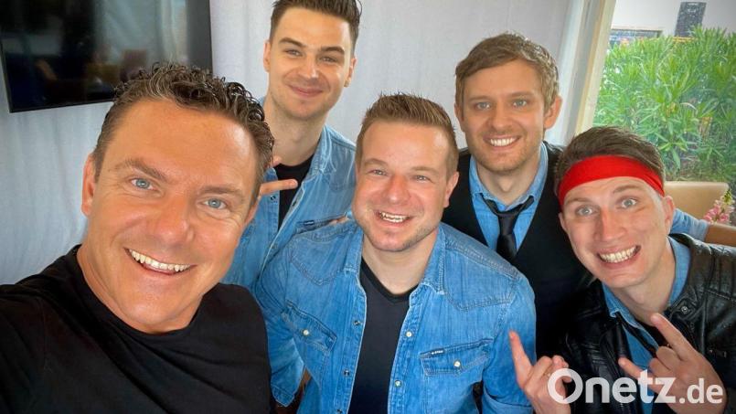 Die Band Rotzlöffl, hier nach der Live-Show „Immer wieder sonntags“ in der ARD ausgelassen mit Moderator Stefan Mross (ganz links). Zur Gruppe gehören die Musiker (von links) Andreas Kirchberger, Christoph Plank, David Sorgenfrei und Sandro Augustin. Bild: Plank/exb