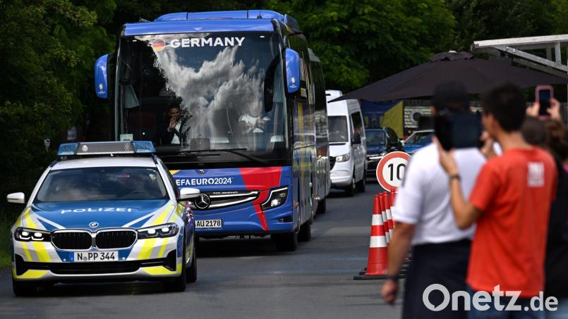 Der Bus der deutschen Fußball-Nationalmannschaft wird von der Polizei eskortiert. Bild: Federico Gambarini/dpa