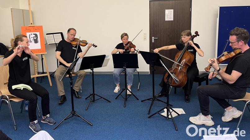 Von links: Ivanna Ternay (Querflöte), Michael Friedrich (Violine), Karin Löffler (Violine), Uta Zenke-Vogelmann (Violoncello), Benedict Hames (Bratsche) sprachen und musizierten mit Sophie-Scholl-Realschülerinnen. Bild: Andrea Hetschger/exb