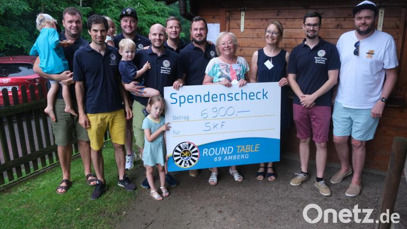 Großzügig wie alle Jahre waren die Mitglieder von Round Table 69 Amberg. Sie überraschten mit einem Spendenscheck, über den sich SkF-Vorsitzende Marianne Gutwein (Vierte von rechts) freute. Bild: usc