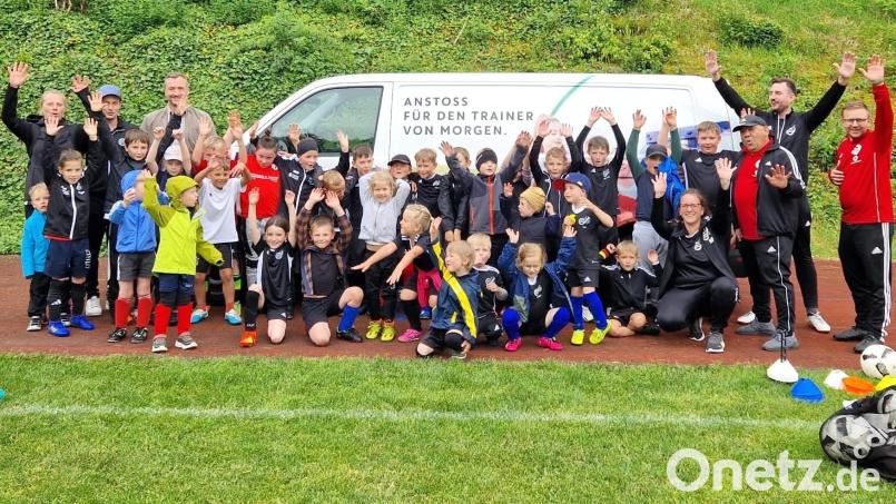 Begeistert waren die Mädchen und Buben vom Besuch des DFB-Mobils auf dem Sportgelände des SV Illschwang. Bild: no