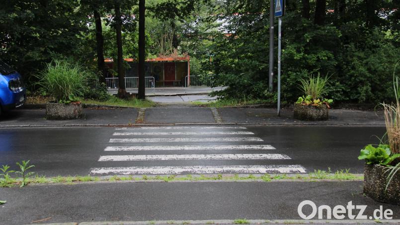 Auch wenn der Hauptzugang zum sanierten Gymnasium verlegt wurde: Ein Fußgängerüberweg gewährt nur 50 Meter versetzt ein gefahrloses Überqueren der Straße zur Bushaltestelle. Trotzdem laufen die Kinder einfach über die Straße. Bild: prh