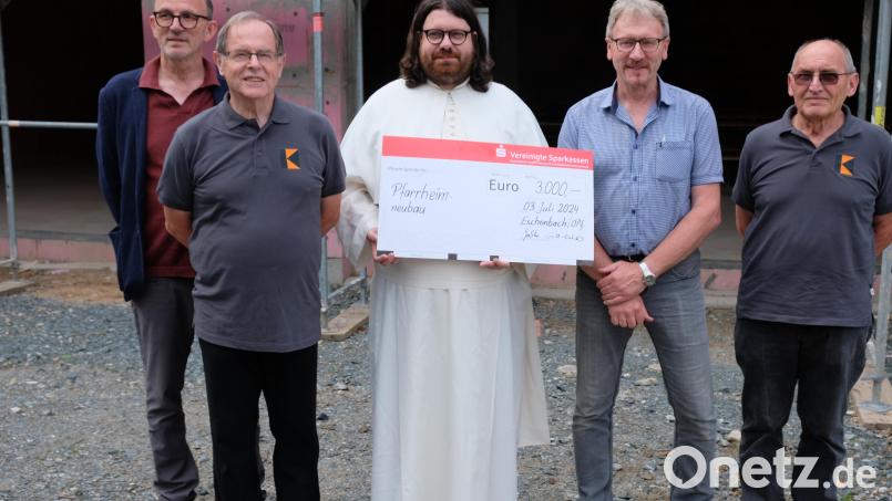 Das Richtfest nutzte die Kolpingsfamilie mit Jürgen Grundl-Dötsch, Herbert Körper (von links) und Reinhold Graßler (rechts), um für das neue Pfarr- und Jugendheim an Pfarrer Johannes Bosco (Mitte) und Kirchenpfleger Norbert Braun (Zweiter von rechts) einen Spendenscheck in Höhe von 3000 Euro zu überreichen. Bild: do