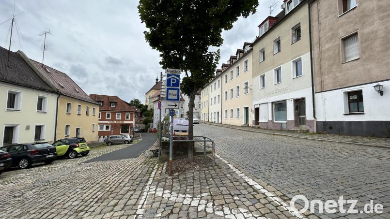 Der Kugelplatz in der Sulzbacher Altstadt ist in zwei Ebenen unterteilt. Die Flächen werden dort überwiegend für den ruhenden und fließenden Verkehr genutzt. Zur Steigerung der Attraktivität schlagen die Städteplaner im oberen Bereich eine Aufenthaltszone vor. Den Platz dafür will man durch eine Einbahnregelung in der Bergstraße erreichen. Bild: Andreas Royer