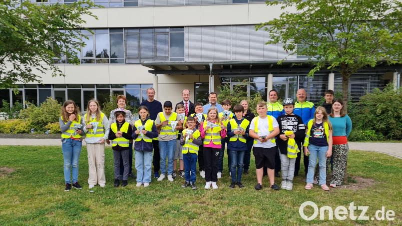 Den Kindern gratulierten (hinten, von links) Schulleiterin Gisela Lehnerer, Ralf Dittrich, Michael Kohl, 2. Bürgermeister Günther Koller, Nicole Mende, die Polizeihauptmeister Philipp Böhme und Andreas Trenz, Fabian Wocelka und Studienrätin Anna-Nadine Vogel zur bestandenen Radfahrprüfung. Bild: Uli Radl/exb