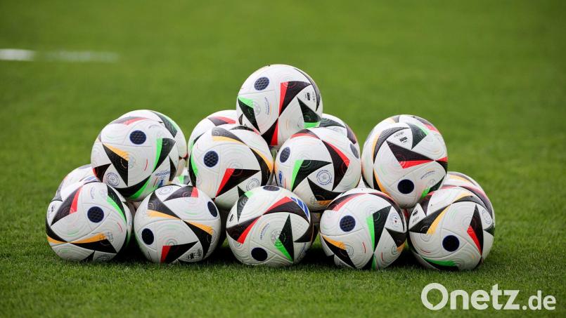 Fußball können die Menschen auch in den Gefängnissen schauen, wenn auch meist alleine. Symbolbild: Christian Charisius/dpa
