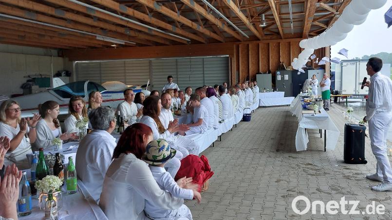 Schlackenvereins-Vorsitzender Christian Koch (stehend, rechts) bedankte sich beim White Dinner in Fichtelbrunn bei den Helfern und Unterstützern, ohne die der Rats-Runners-Hindernislauf sowie der Schlackenmarsch nicht möglich wären. Bild: mfh