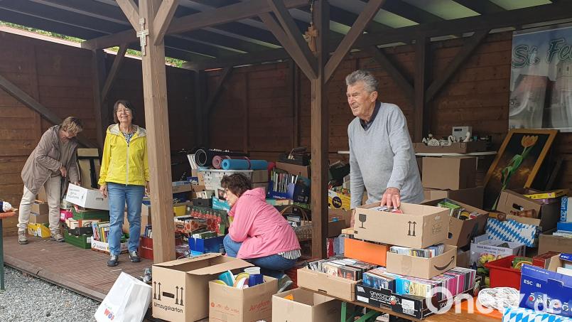 Viele fleißige Helfer sortieren Berge von gespendeten Gegenständen für den Flohmarkt Bild: mas