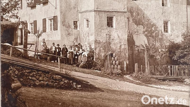 Etwa um 1880 hatte die Landkutsche im Hag dieses Aussehen. Am Südgiebel ist ganz oben ein Fensterladen sichtbar, der eine Umlenkrolle für den Lastenaufzug aufnehmen konnte. Auf dem Bild sind auch Personen - vermutlich Brauerburschen, Rossknechte, Gäste und Wirtsleute – sowie mehrere Bierfässer zu erkennen. Bild: Archiv Martina Heiß