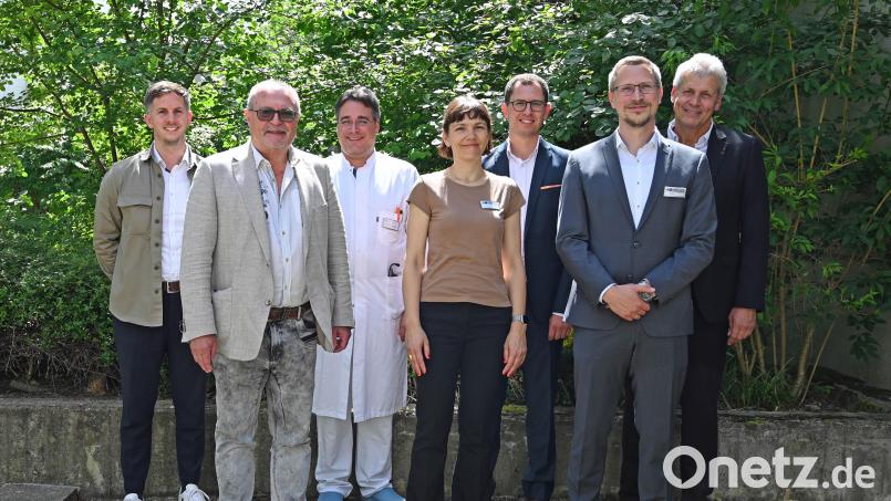 Diskutierten über künftige Entwicklungen in der Region: (von links) Klinikmanager Felix Sasse, IHK-Gremiumsvorsitzender Hubert Döpfer, der scheidende Ärztliche Direktor Dr. Christian Glöckner, die IHK-Referenten Karen Fisher und Manuel Lorenz, IHK-Gremiumsgeschäftsführer Josef Ebnet sowie TTZ-Geschäftsführer Dr. Thomas Niehoff. Bild: IHK Regensburg/Antonia Küpferling