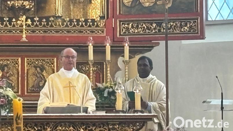 Pfarrer Heribert Englhard (links), der gebürtiger Rosenberger ist und seinen Ruhestand in einer Straubinger Pfarrei verbringt, zelebrierte mit Ortspfarrer Dr. Adaikalam Donald Michael den Juni-Jubiläumsgottesdienst in Herz Jesu. Bild: ric