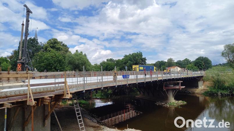 Noch etwa drei Monate müssen sich die Verkehrsteilnehmer gedulden, bis sie in Schwarzenfeld über die neue Naabbrücke fahren können. Bis dahin geht es mit Ampel und halbseitiger Sperrung über die Behelfsbrücke. Ein Vollsperrung ist nur noch für die Phase der Umlegung angedacht. Bild: bl