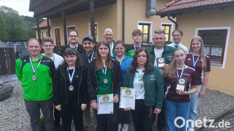 Die Gaumeister im Grenzgau Vohenstrauß erhielten Urkunden und Medaillen. Bild: gz