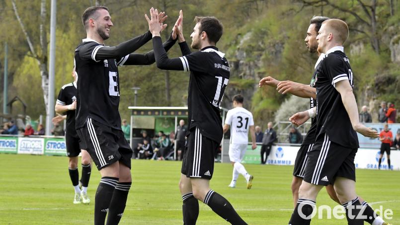 Mergim Bajrami (links) und Daniel Gömmel (Zweiter von links) erzielten beim 5:1-Testspielsieg der DJK Ammerthal beim TSV Nürnberg-Buch jeweils zwei Tore. Archivbild: Hubert Ziegler