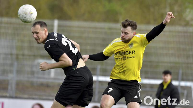 Tobias Götz (links) und seine Teamkollegen vom FC Amberg testen am Samstag gegen die DJK Gebenbach. Archivbild: Hubert Ziegler