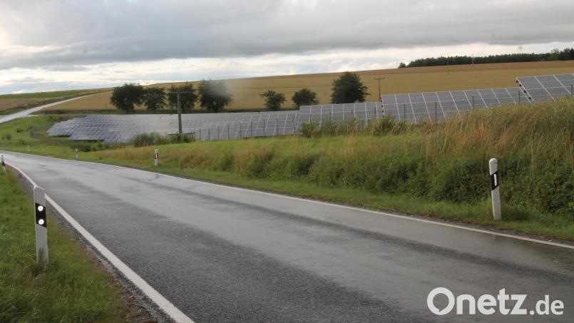Nach dem Beschluss des Stadtrats sollen bis zum Ende der Wahlperiode am 30. April 2026 keine weiteren Freiflächen-Photovoltaikanlagen wie hier bei Altenstadt befürwortet werden. Bild: pi