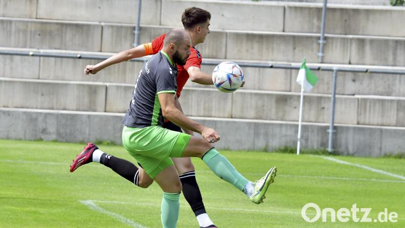 Nach acht Jahren und 168 Spielen in der Bayernliga (97 Tore) sowie einer Saison in der Landesliga (26 Spiele/9 Treffer) verließ Niko Becker (vorne) die DJK Gebenbach und wechselte in die Kreisliga, wo er in der neuen Saison beim TuS Rosenberg seine erste (Spieler-)Trainerstation antritt. Archivbild: Ziegler