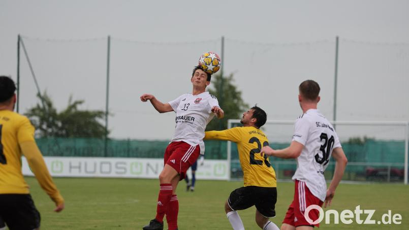 Fabian Magerl (am Ball) und der SC Luhe-Wildenau hatten gegen die SpVgg Bayern Hof in Röslau keine Chance. Bild: Mario Wiedel