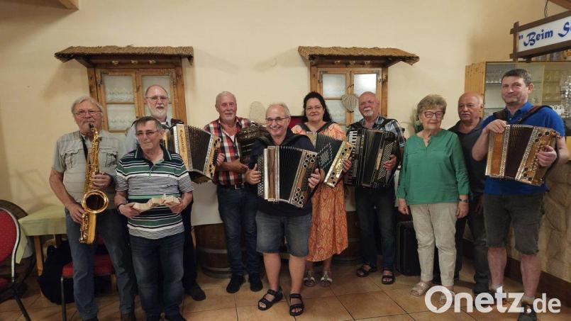 ZUm Musikantenstammtisch waren Willi Prechtl, Werner Ponnath, Herbert Storek, Luk Dötsch, Hans Fröhlich, Helga Dollhopf, Gerd Retzer, Marianne Helm, Konrad Lang und Andreas Gradl (von links) gekommen. Bild: M. Storek/exb