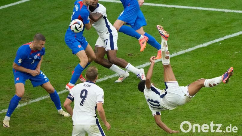 Englands Jude Bellingham erzielt per Fallrückzieher das Tor zum 1:1. Nach seinem umstrittenen Jubel erhielt er nun eine Geldstrafe. Bild: Ebrahim Noroozi/AP