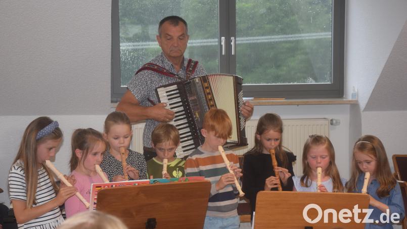 Für die Kinder ist es der erste Auftritt nach einem Jahr, für Wolfgang Ziegler der letzte nach 40 Jahren. Bild: fz