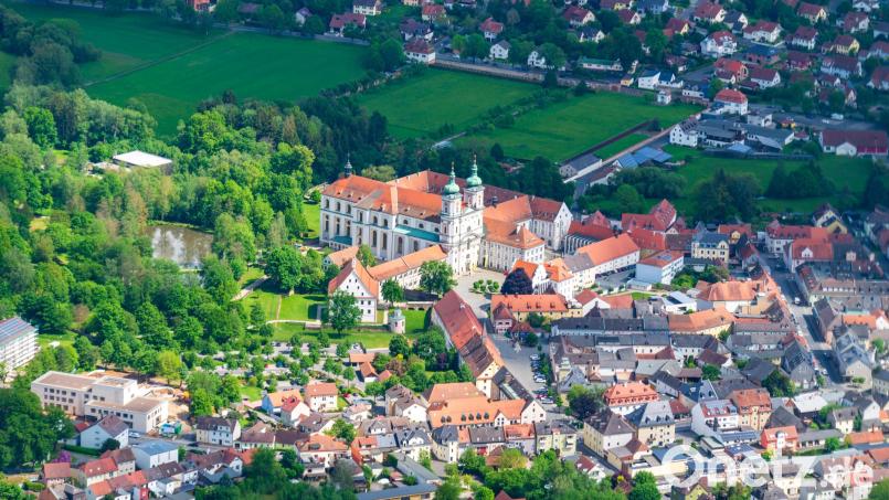 Bei Sanierungsmaßnahmen im Altstadtkern von Waldsassen (Bild) gelten besondere Vorgaben. Was erlaubt ist und war nicht, ist in der Neuauflage der Gestaltungsfibel noch besser dokumentiert. Bild: mür