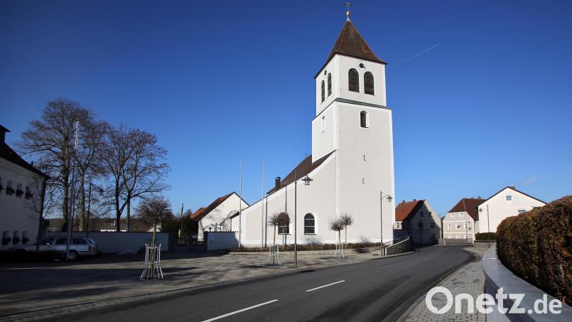 Die altehrwürdige Kirche St. Jakobus am südlichen Ortsende ist ein markantes Wahrzeichen von Schirmitz Archivbild: Götz