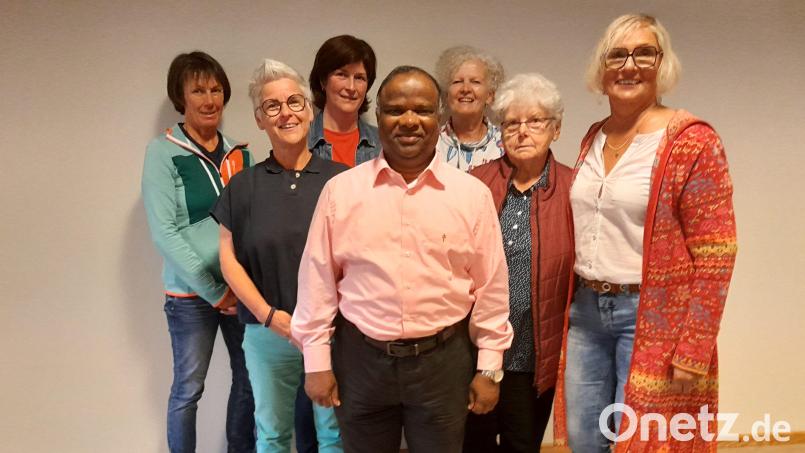 Bei der Spendenübergabe (von links): Steffi Bock, Ute Schieder von Donum Vitae, Tanja Wendl, Pfarrer Moses Gudapati, Brunhilde Ram, Brigitte Nowitzki und Waltraud Glöckner. Bild: Walter Jokiel