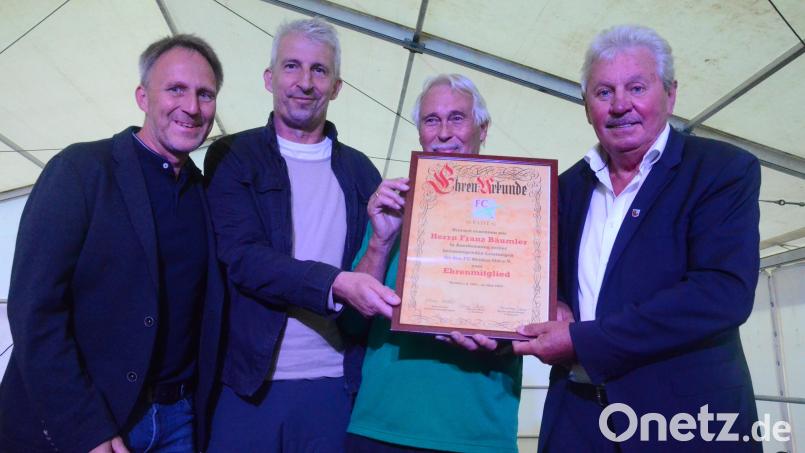 Franz Bäumler (Zweiter von rechts) ist neues Ehrenmitglied des FC Weiden-Ost. Es gratulieren Hans Forster (rechts) sowie Werner Anzenberger (links) und Marcus Meier. Bild: Kunz