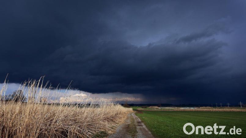 Der Deutsche Wetterdienst hat eine Unwetterwarnung für große Teile der Oberpfalz herausgegeben. Symbolbild: Karl-Josef Hildenbrand/dpa