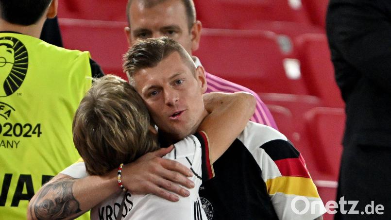 Toni Kroos (rechts) umarmt nach der Niederlage seine Mutter Birgit Kroos. Bild: Federico Gambarini/dpa
