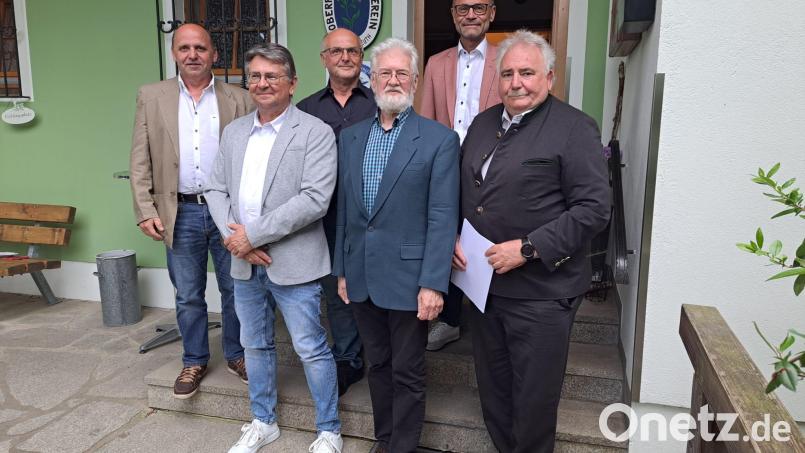 Wieder gewählt in den Aufsichtsrat sowie in den Vorstand (von links) Harald Bader (Vorstand), Walter Schütze (neuer geschäftsführender Vorstand), Gerhard Bauer (Vorstand), Thomas Schwägerl (Aufsichtsratsvorsitzender) sowie stellvertretender Landrat Dr. Alfred Scheidler und 2. Bürgermeister Peter Gold. Bild: Bauverein Tirschenreuth/exb