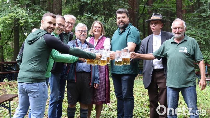 DAV-Funktionäre und Ehrengäste stoßen auf eine erfolgreiche Angfeldhüttenkirwa an: (von links) Patrick Kestler (Jugendreferent), Andreas Eckl (Schatzmeister), Werner „Jacky“ Leibig (Hüttenwart), Michael Scherer (Dritter Vorsitzender), Elke Geck-Neidl (Vorsitzende), Bürgermeister Stefan Frank, Pfarrer Thomas Schertel und Helmut Fackler (Ehrenvorsitzender). Bild: mfh