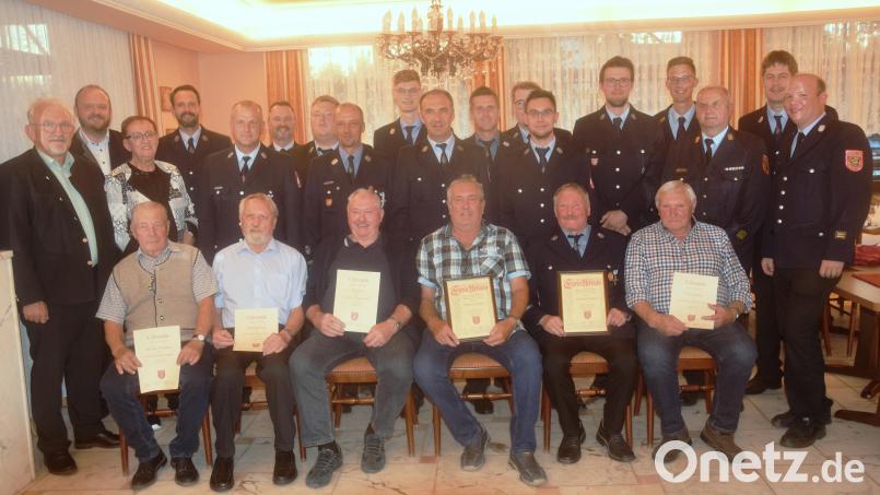 Ernennungen und Auszeichnungen für die Aktiven (sitzend von links): Michael Gleißner (60 Jahre Mitgliedschaft), Josef Schmid (50), Fritz Ott (60), Robert Hauer und Georg Fütterer als Ehrenmitglieder und Karl Meiler (60). Bild: fz