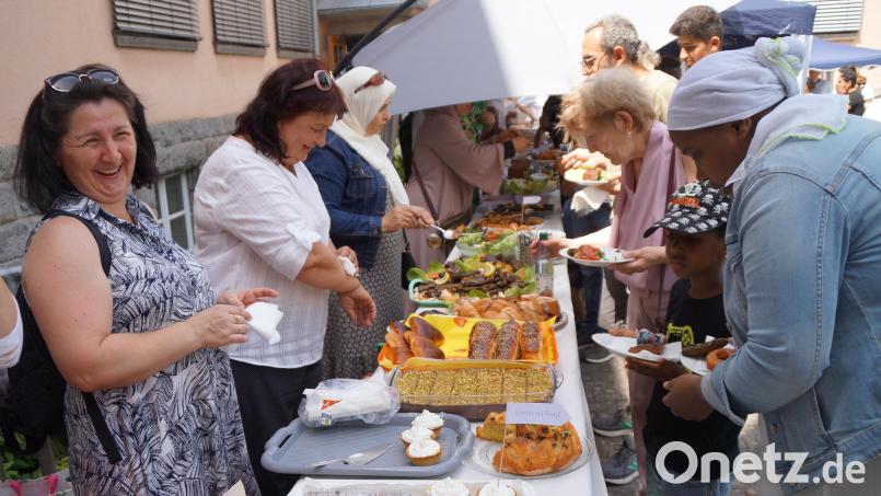 Der Renner war das reichhaltige Buffet, das von den Frauen der verschiedenen Nationalitäten zubereitet wurde und von Falafel über Taboulé bis Zupfkuchen allerhand Leckereien aus den unterschiedlichen Ländern enthielt. Bild: wel