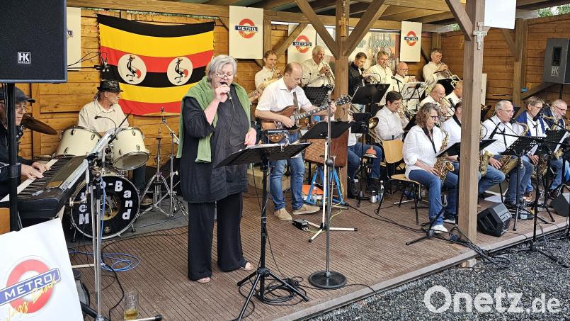 Die &quot;Metro Big Band&quot; und Jazzsängerin Andrea &quot;Bibi&quot; Bibel begeistern das Publikum. Bild: mas