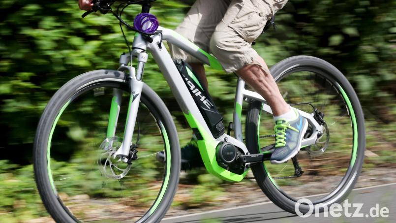 Ein Amberger hatte sein E-Bike im Wert von 3000 Euro mit einem Zahlenschloss an einem Jägerzaun gesichert. Einen Dieb hinderte das allerdings nicht. Symbolbild: Roland Weihrauch/dpa