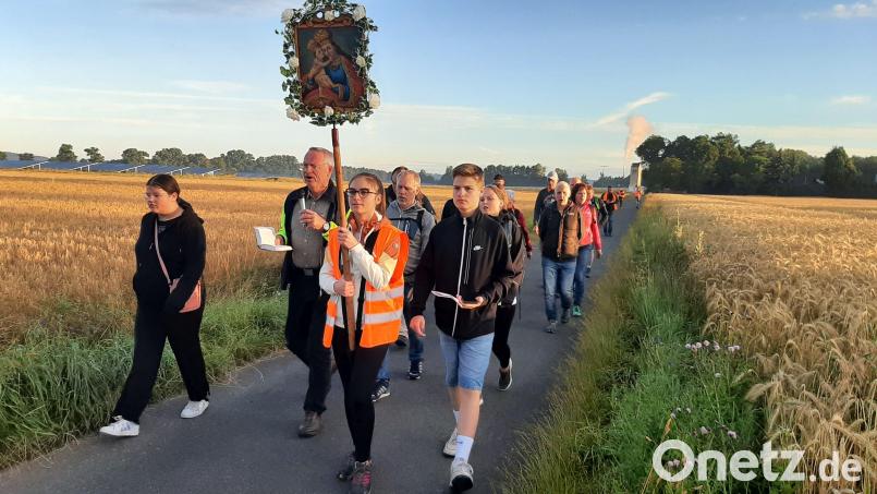 Die Pilger aus Großschönbrunn auf ihrem Weg zum Mariahilfberg in Amberg. Bild: Stephanie Lederer/exb