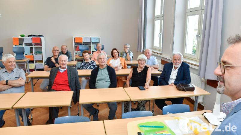 Klassentreffen am Erasmus-Gymnasium nach 60 Jahren. Die Schüler von damals hatten Ludwig Stiegler, den späteren SPD-Bundestagsabgeordneten und Vorsitzenden der SPD-Bundestagsfraktion (2002), in ihren Reihen. Rechts: Schulleiter Christian Weiß-Mayer. Bild: Petra Hartl