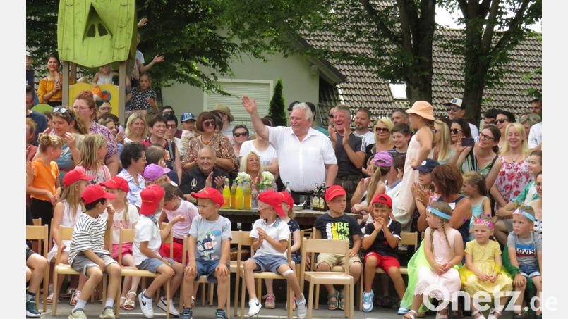 Gute Laune pur bei Peter Gold (mit weißem Hemd), Stadtrat Vinzenz Rahn (rechts daneben), Silvia Markowski und Georg Flierl (sitzend neben Peter Gold) sowie den vielen Kindern und Eltern beim Familienfest des Kinderhauses. Bild: Stadt Tirschenreuth/exb