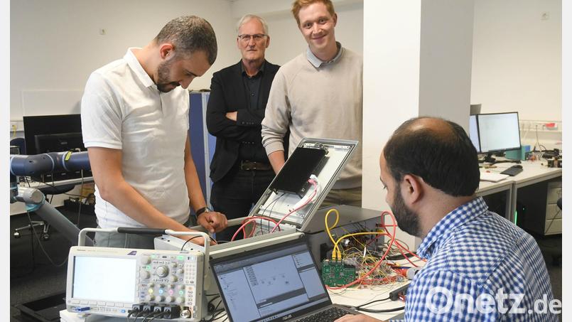 Gerhard Bauer (hinten links) und sein Sohn Nicolas (hinten rechts) mit zwei Mitarbeitern des internationalen Teams von BBH Products. Bild: Gabi Schönberger