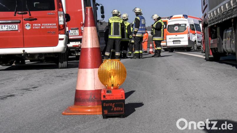 Einsätze auf der Autobahn A 93, wie hier bei einem Verkehrsunfall, sind für die Mitterteicher Feuerwehr mittlerweile eine große Belastung. Nach Meinung von Stadträten sollte dies bei der Bezuschussung von neuen Fahrzeugen berücksichtigt werden. Archivbild: rw