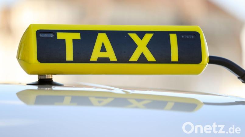 In Amberg endete am Sonntag, 7. Juli, eine Taxifahrt mit einem Angriff auf einen 26-Jährigen. Symbolbild: Jan Woitas/dpa