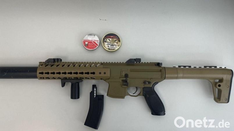 Ein 21-Jähriger hatte in einer Nürnberger S-Bahn ein schussbereites Luftdruckgewehr bei sich. Bild: -/Bundespolizei/dpa