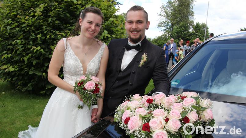 Theresa und Dominik Gleißner heirateten am Samstag in der Pfarrkirche Mariä Heimsuchung in Poppenreuth. Bild: kro