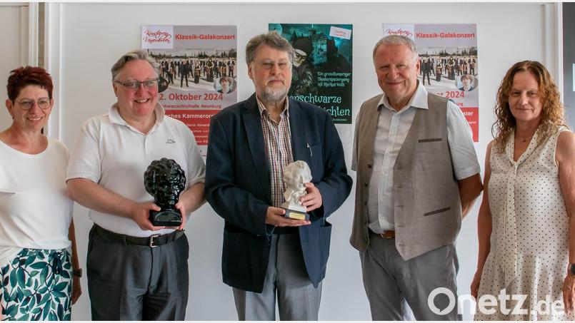 Mozart und Beethoven dominieren das Programm der Neunburger Klassik-Gala am 2. Oktober in der Schwarzachtalhalle. Sie präsentierten die zwölfte Kunstherbst-Saison in der Pfalzgrafenstadt: (von links) Zweite Bürgermeisterin Margit Reichl, Dirigent Reinhold Mages, Kulturbeauftragter Karl Stumpfi, KVU- Vorsitzender Peter Wunder und Ticket-Marketing-Leiterin Rosa Schafbauer. Bild: Alexandra Lohrer/exb