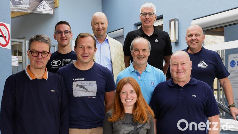 Einen neuen Vorstand wählt der SC Monte Kaolino Hirschau (von link): Kassenprüfer Jonas Niederfahrenhorst, Jugendvertreter Maximilian Huber, Sportwarte Nordisch Johannes Pfab und Johannes Heckmann, Kassenwartin Regina Lingl, Sportwart Alpin Werner Weigl, Kassenprüfer Heiko Hille, Erster Vorsitzender Thomas Heckmann und Zweiter Vorsitzender Christian Reil. Bild: chl
